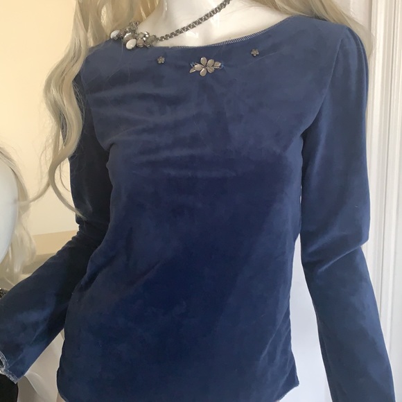 Blouse velvet royal blue embedded with a flower! - Picture 2 of 4